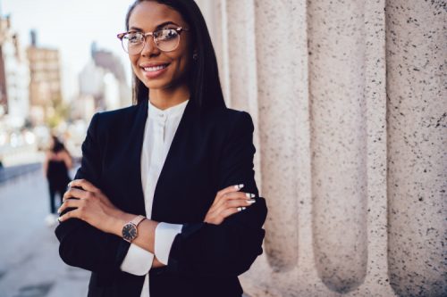 A forensic psychologist stands on the courtroom steps